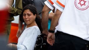 Une Israélienne quittant l'hôpital de Burgas, en Bulgarie, en vue d'un rapatriement en Israël. Sept personnes -cinq Israéliens, le chauffeur bulgare du car et le kamikaze- ont été tuées mercredi dans un attentat suicide visant un autocar de touristes isra