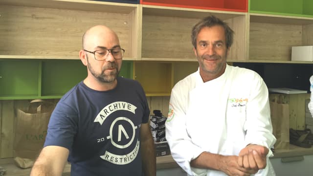 Le chef Damien Duquesne (ici à droite avec son fournisseur de café) va proposer chaque semaine sur sa carte 10 recettes piochées sur le site 750g