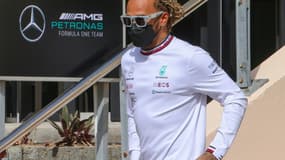 Le pilote Mercedes Lewis Hamilton dans le paddock du circuit bahreïni de Sakhir, le 12 mars 2022, en marge des essais de pré-saison de F1