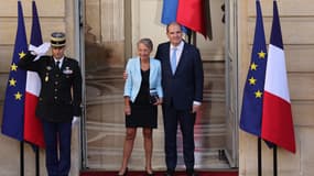 Elisabeth Borne et Jean Castex à Matignon, le 16 mai 2022.
