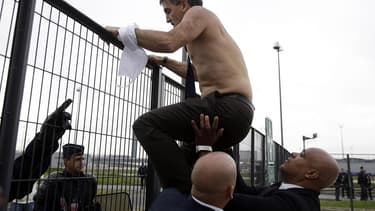 Le DRH d'Air France, Xavier Broseta, a été violemment pris à partie par des manifestants lors de l'invasion du siège. Il a dû être évacué par les forces de l'ordre.