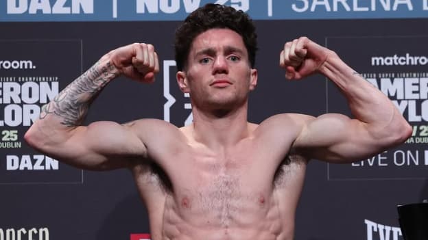 Le boxeur irlandais John Cooney à la pesée avant un combat, 2024