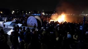 Les manifestants ont allumé un feu sur la place de la Concorde, où ils se sont réunis ce vendredi pour protester contre la réforme des retraites et le déclenchement du 49.3.