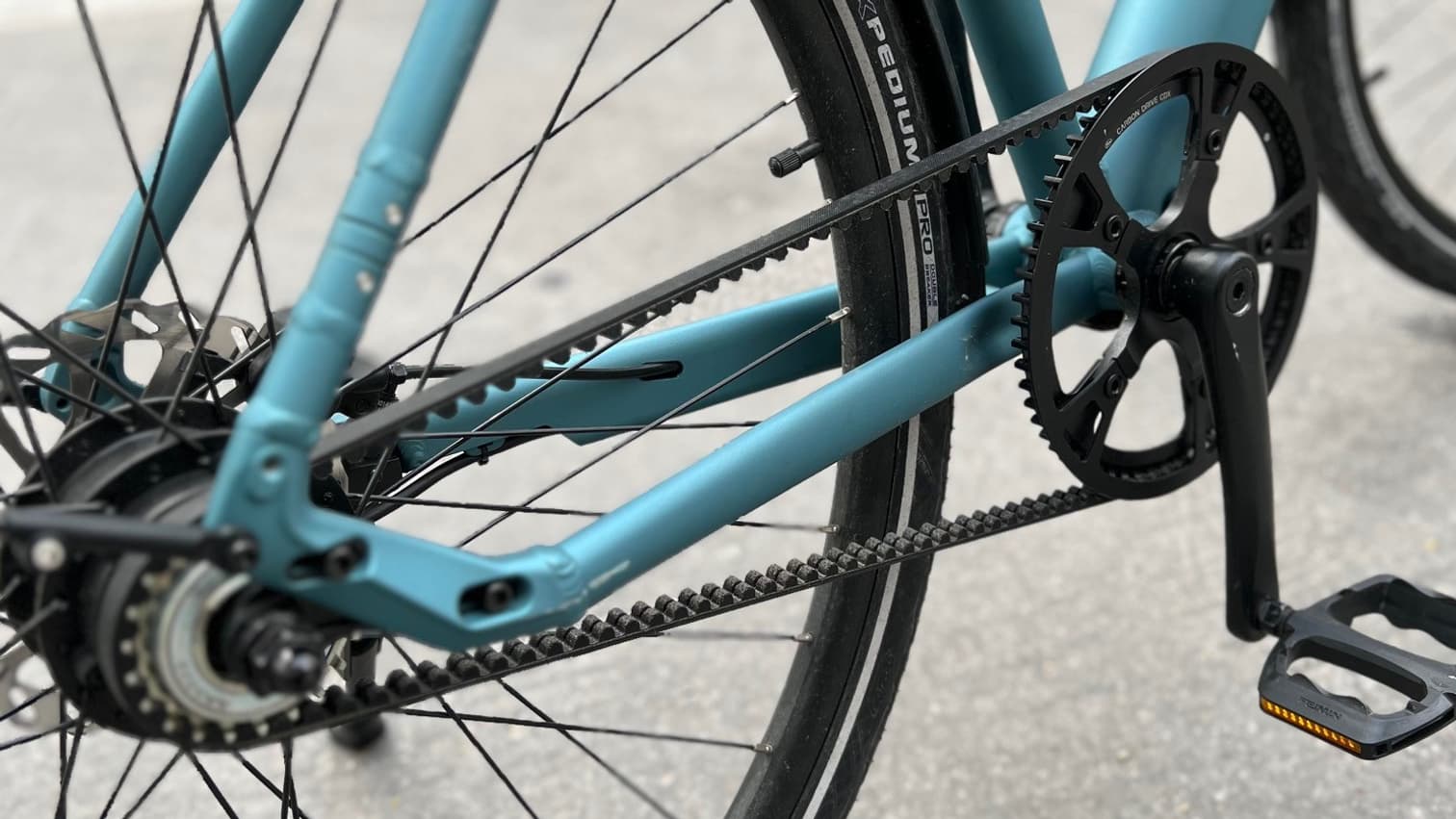 Sur l'Ago 600Pro, transmission par courroie, moteur dans le moyeu de la roue arrière et capteur de couple magnétique dans le pdalier