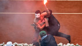 L'homme torse nu et portant un masque a été évacué par les services de sécurité.