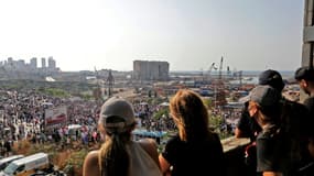 Vue du port de Beyrouth alors que de nombreux manifestants se sont rassemblés dans le secteur pour marquer le 1er anniversaire de l'explosion dévastatrice qui a ravagé le port et une partie de la capitale libanaise, le 4 aoôut 2021