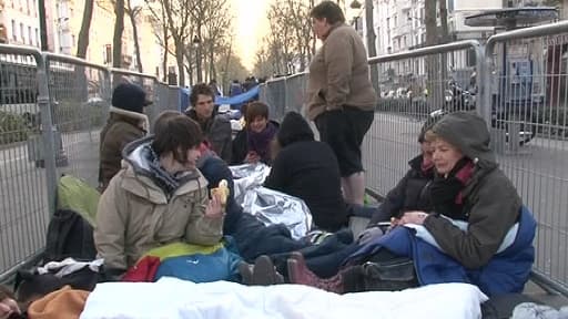 Les fans d'Indochine campant devant la salle parisienne de la Cigale, le 28 mars 2014, avant le concert gratuit du groupe.