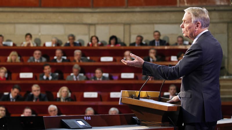 Le 1er ministre, Jean-Marc Ayrault, s'adressant aux partenaires sociaux et experts lors de la grande Conférence sociale