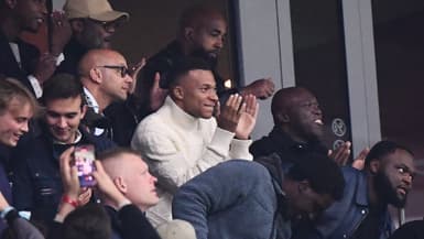 Kylian Mbappé aux côtés de son père dans les tribunes du stade Pierre-Mauroy de Lille, 5 octobre 2025