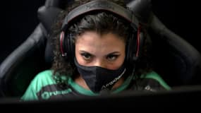 Gabriela Ferreira, 19 ans, de l'équipe AfroGames joue une partie de League of Legends (LoL) à Rio de Janeiro, le 6 mai 2021