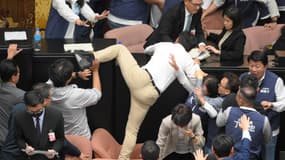 Le parlementaire Kuo Kuo-wen tentant de récupérer des documents au Parlement de Taïwan, le 17 mai 2024 à Taipei.