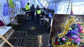 Des gilets jaunes et leur sapin de Noël à Sainte-Eulalie au nord de Bordeaux, le 17 décembre 2018.