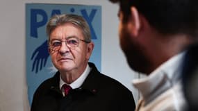 Le fondateur de La France Insoumise (LFI), Jean-Luc Mélenchon, avant une conférence de presse au siège du parti, à Paris, le 6 octobre 2025.