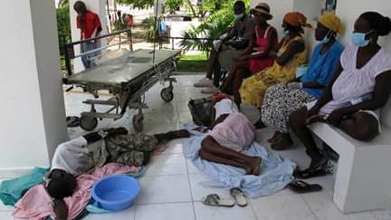 Malades haïtiens souffrant du choléra, attendant de recevoir des soins dans un hôpital de Saint-Marc. Le bilan officiel des victimes de l'épidémie qui frappe le centre de l'île s'établissait vendredi soir à 196 morts et 2.634 personnes infectées, selon le