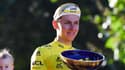 Tadej Pogacar en jaune sur le podium du Tour de France 2021
