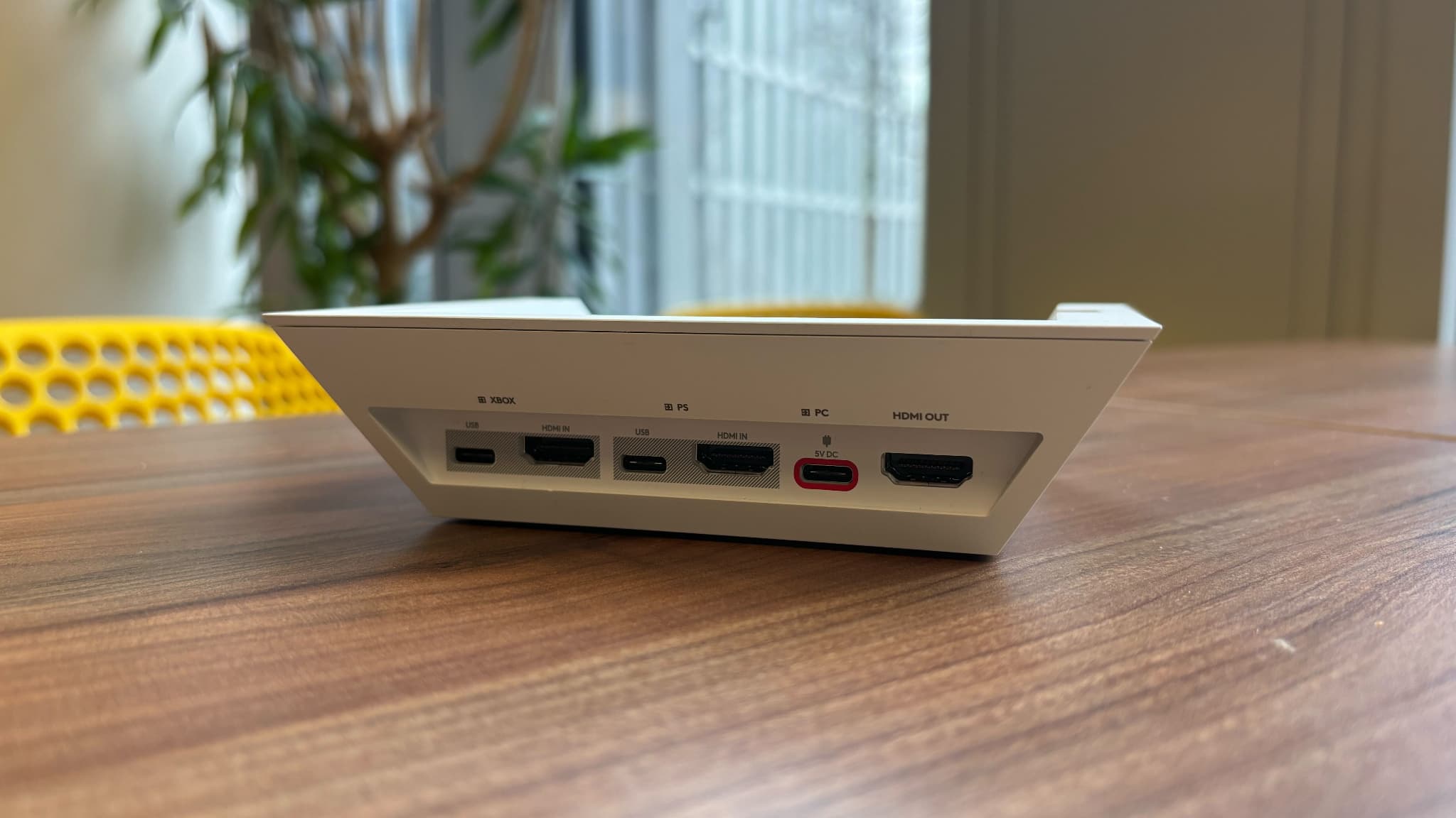 Cette base est compatible PC, Xbox et PlayStation 5. Elle dispose aussi du Bluetooth.