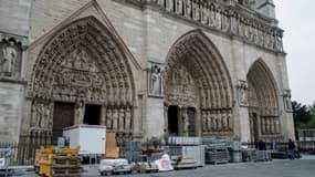Du matériel de construction devant Notre-Dame de Paris le 2 mai 2019