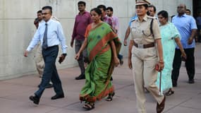 Nirmala Sitharaman, ministre indienne de la défense en visite à paris, réplique à l'opposition indienne qui accuse le gouvernement de Narendra Modi d'avoir favorisé le conglomérat privé Reliance Group dirigé par le magnat Anil Ambani