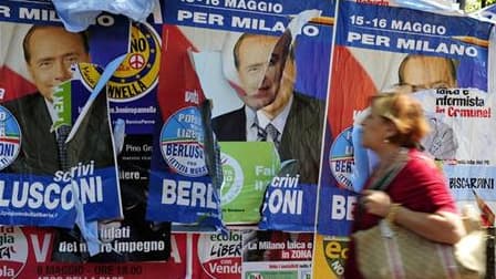 Affiches électorales dans une rue de Milan. Silvio Berlusconi risque un cuisant revers, voire une humiliation dans son fief de Milan, lors du second tour d'élections municipales et régionales organisé ce dimanche et lundi en Italie. /Photo prise le 26 mai