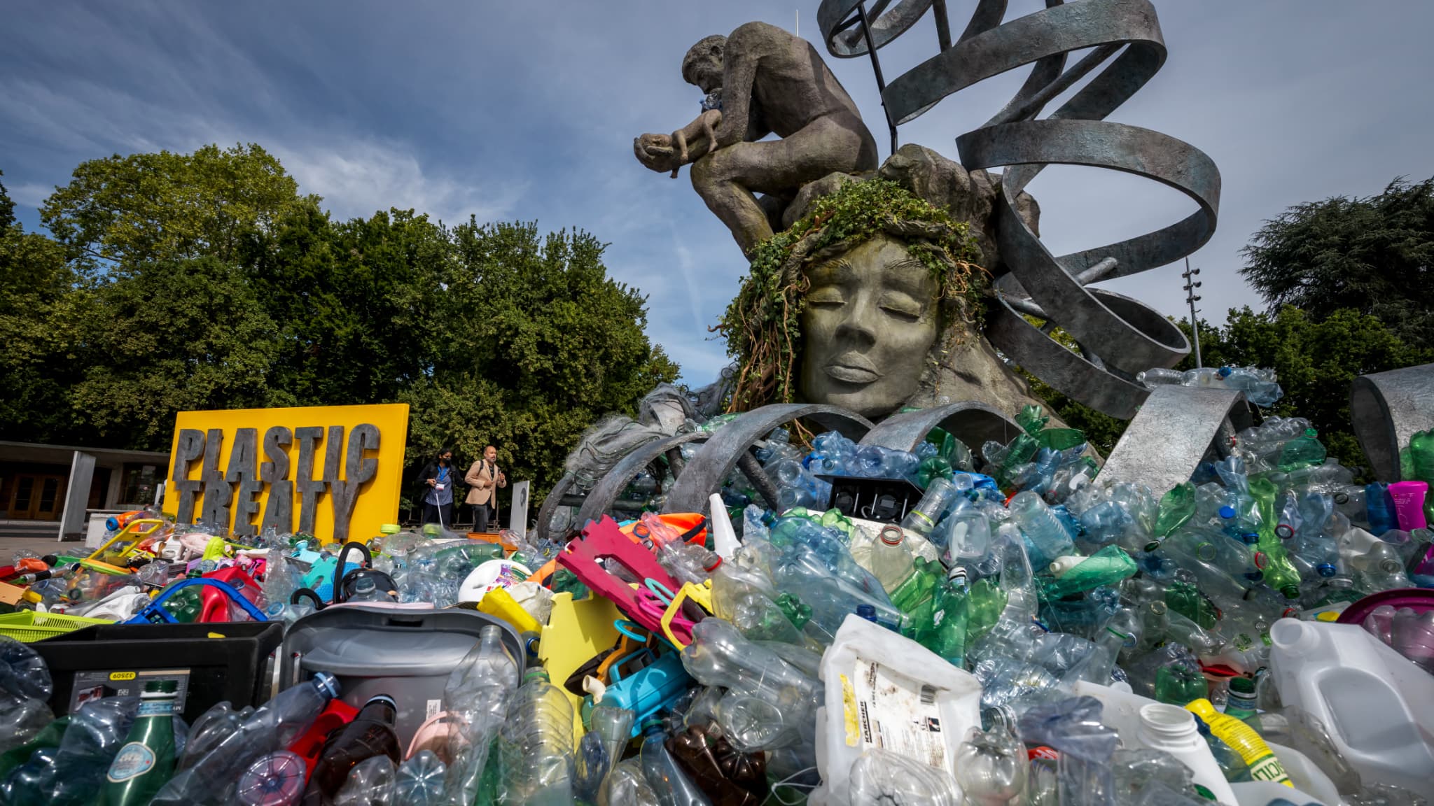 Une œuvre de Benjamin Von Wong intitulée "Le fardeau du penseur", créée pour les négociations du traité sur les plastiques, devant les bureaux des Nations Unies à Genève le 4 août 2025.