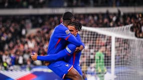 Ousmane Dembélé et Michael Olise célèbrent la remontée des Bleus en quart de finale retour de Ligue des nations, France-Croatie, 23 mars 2025