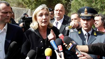 Marine Le Pen s'est rendue lundi sur l'île italienne de Lampedusa, où débarquent des clandestins disant fuir les troubles politiques en Afrique du Nord, pour dénoncer les "flux migratoires de clandestins". /Photo prise le 14 mars 2011/REUTERS/Stefano Rell