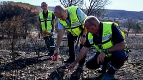 Une équipe de Recherche des causes et circonstances des incendies de forêts (RCCI 30) enquêtant sur le site d'un incendie à Generac dans le Gard le 3 août 2022