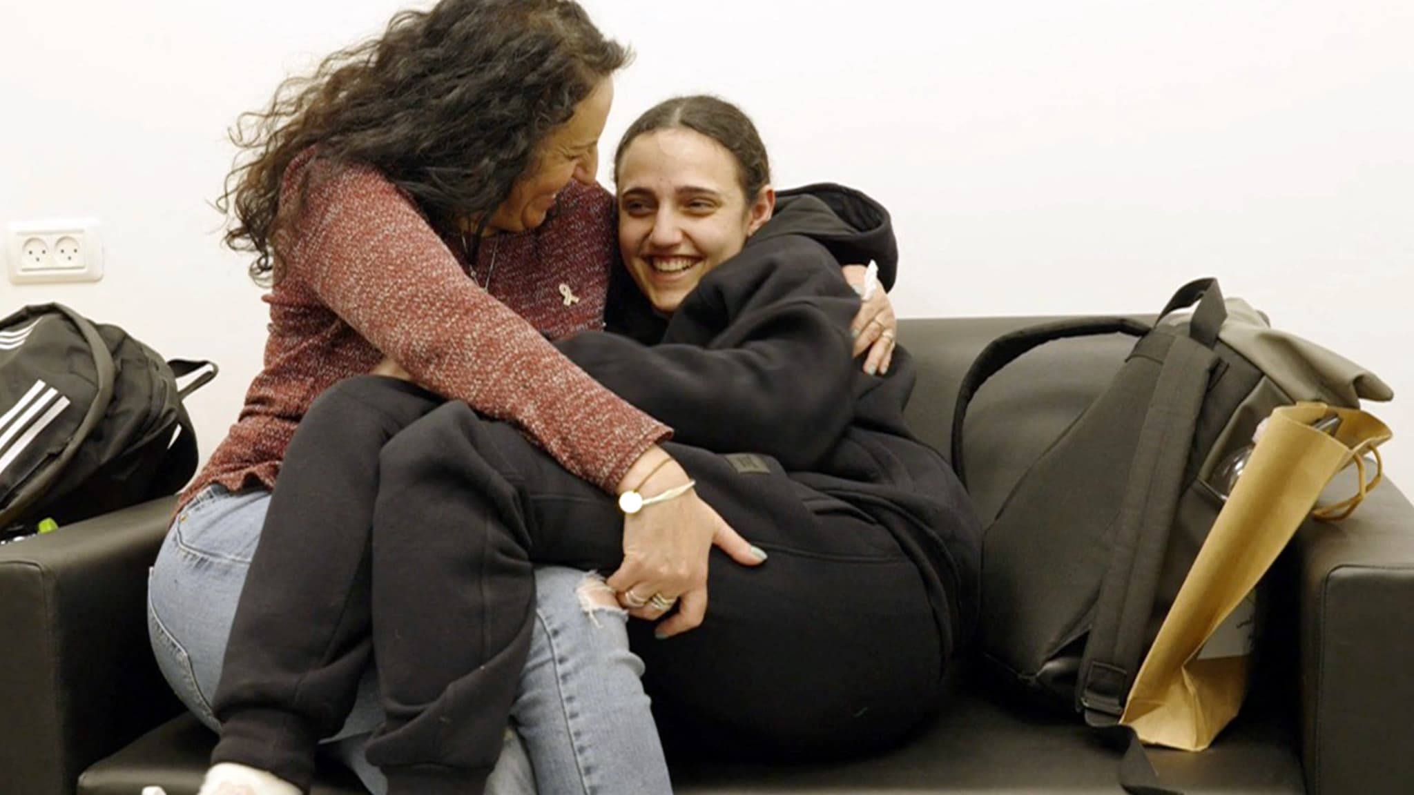 L'ex-otage israélienne Romi Gonen avec sa mère lors de son retour en Israël le 19 janvier 2025 L'ex-otage israélienne Romi Gonen avec sa mère lors de son retour en Israël le 19 janvier 2025