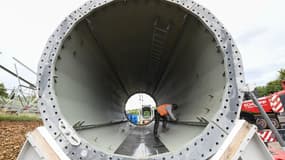 Un employé de la société TransnetBW se trouve dans un élément d'un nouveau poteau haute tension sur un chantier de construction d'une nouvelle ligne électrique de 380 KV près de Pforzheim, dans le sud de l'Allemagne, le 3 août 2023.
