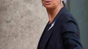 Christine Lagarde sera ce mercredi la première ministre étrangère à assister à un conseil des ministres allemands, une occasion de resserrer les liens entre Paris et Berlin après d'âpres tractations sur la Grèce. /Photo prise le 24 mars 2010/REUTERS/Vince