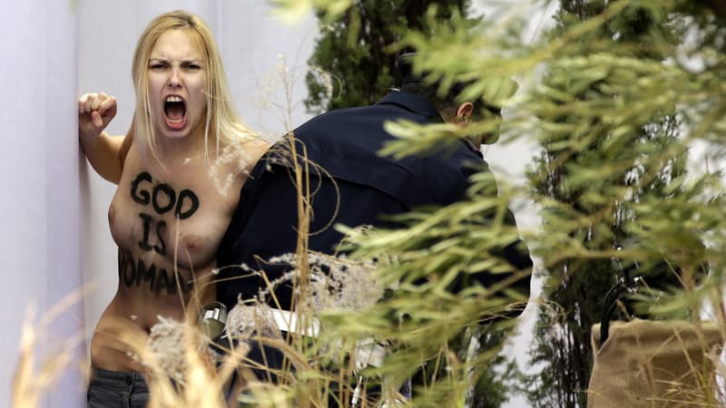 Une militante du groupe des "femen", qui proteste contre l'opposition de l'Eglise à l'avortement et à l'union libre, est montée jeudi, jour de Noël, sur la crèche installée sur la place Saint-Pierre.