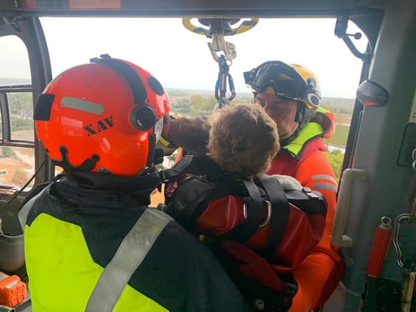 Une dame secourue par hélicoptère dans l'Hérault, ce mercredi.