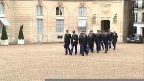 Hollande annonce de nouvelles mesures en faveur des policiers
