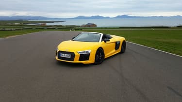 Le jaune n'est sans doute pas le meilleur choix de couleur pour cette R8 mais, une fois à l'intérieur, le son du V10 vous fera oublier cet écart.
