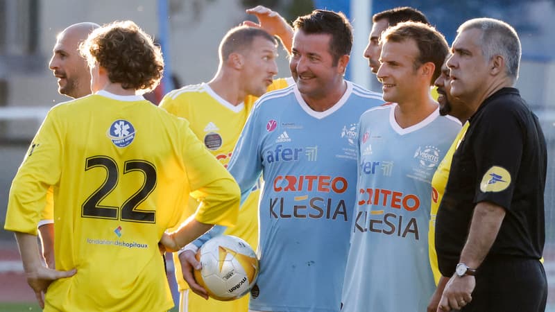Emmanuel Macron et le maire de Poissy Karl Olive durant un match de football caritatif le 14 octobre 2021.