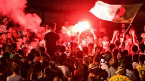 Des supporters algériens célèbrent la qualification à Marseille 