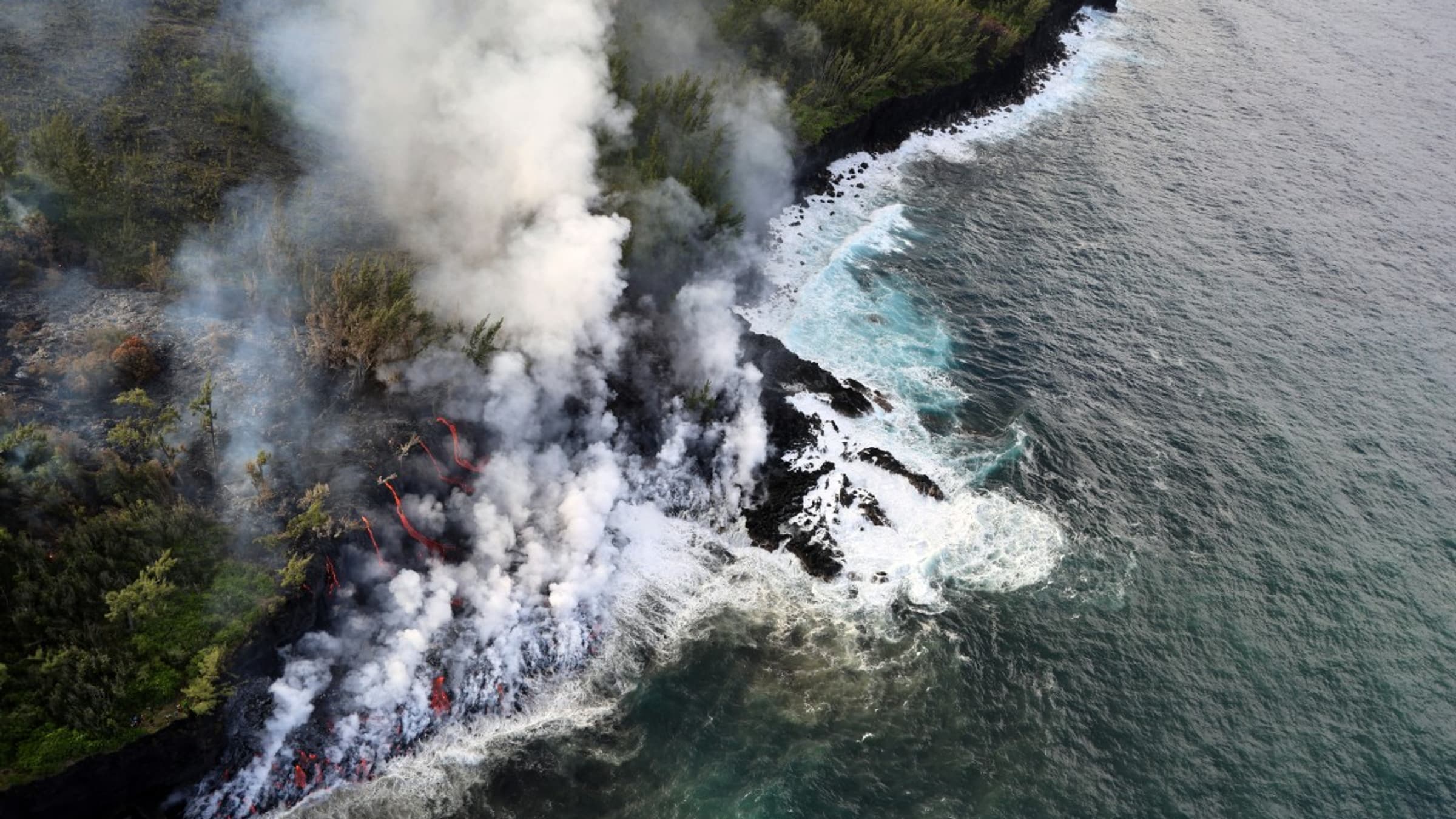 ruption-du-piton-de-la-fournaise-les-images-impressionnantes-de-la