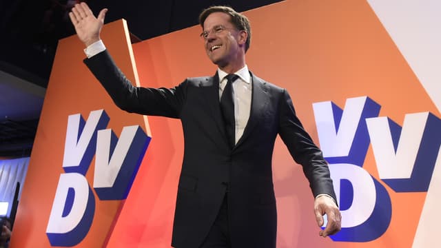 Le Premier ministre libéral néerlandais Mark Rutte a devancé de loin son rival d’extrême droite Geert Wilders