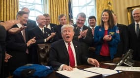 Le président des Etats-Unis Donald Trump signe une loi définissant l'objectif central de la Nasa : la planète mars, le 21 mars 2017 à Washington
