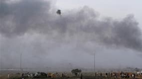 Colonne de fumée au dessus de Syrte. Les troupes du nouveau gouvernement libyen ont lancé une offensive impliquant une centaine de véhicules munis d'armes lourdes contre Syrte, ville côtière dont les partisans de Mouammar Kadhafi tiennent encore certains
