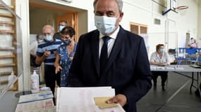 Xavier Bertrand vote le 20 juin 2021 dans son fief de Saint-Quentin en Picardie, à l'occasion du premier tour des régionales.