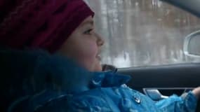 La fillette lors de son expédition en voiture, filmée par ses parents.