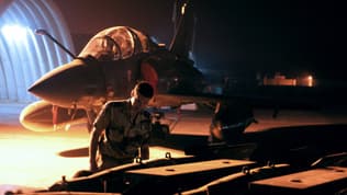 Un mirage 2000-D en préparation.
