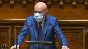 "Ils ne savent même pas localiser leur vésicule biliaire mais ont un avis tranché sur l'ARN messager et l'hydroxychloroquine": le sénateur Claude Malhuret dénonce les leaders anti-vax et anti-pass