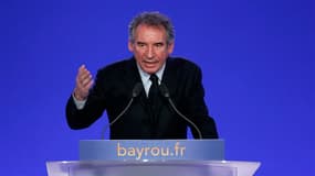 François Bayrou a appelé samedi les humanistes à se dresser contre le projet de référendums sur les chômeurs et les immigrés de Nicolas Sarkozy, qu'il accuse de viser le "grand grenier à voix" de l'extrême droite. /Photo prise le 11 février 2012/REUTERS/G
