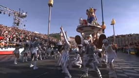 Des danseurs du carnaval de Nice (Alpes-Maritimes) devant le roi de l'édition 2024, lors d'un corso le samedi 17 février.