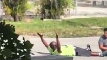 Un policer américain a tiré dans la rue sur un homme noir qui était pourtant allongé au sol, les mains en l'air.