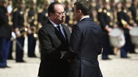 François Hollande et Emmanuel Macron lors de la passation de pouvoirs à l'Elysée, le 14 mai 2017