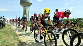 Primoz Roglic sur les pavés de la 5e étape du Tour de France 2022.