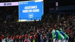 L'assistance vidéo à l'arbitrage (VAR) en cours lors de PSG-Troyes, le 8 mai 2022